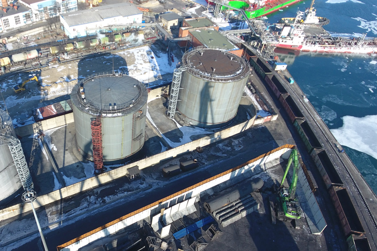 РЖД заявили о трудностях с выгрузкой нефтепродуктов в ряде портов ДФО