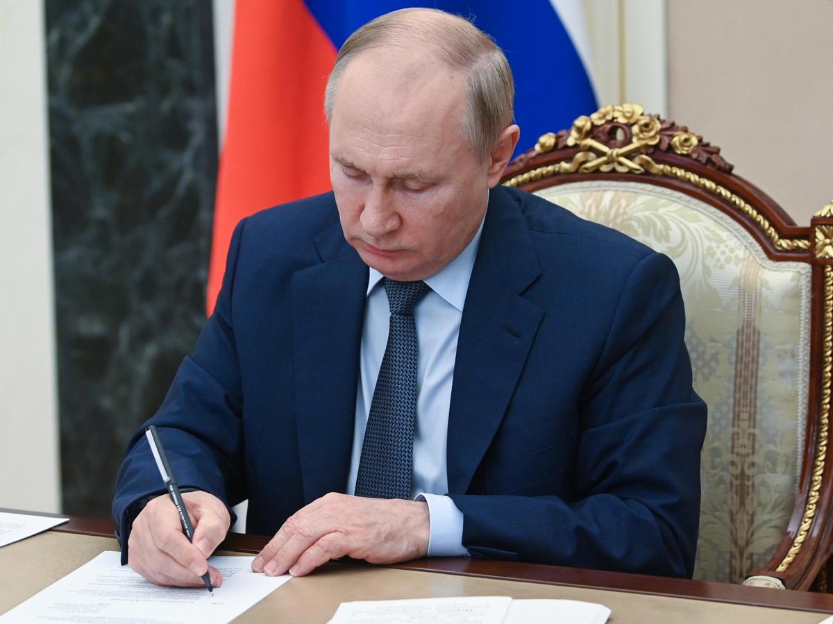Путин поручил утвердить инвестпроекты строящихся на средства ФНБ судов до 15 февраля