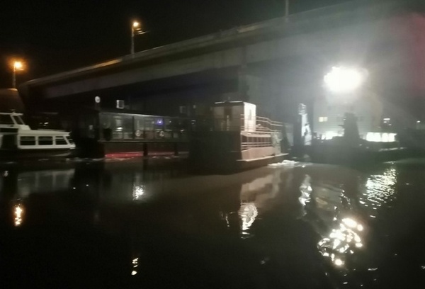 В Тюмени из-за ледохода унесло по реке пять судов В Тюмени из-за ледохода унесло по реке пять судов