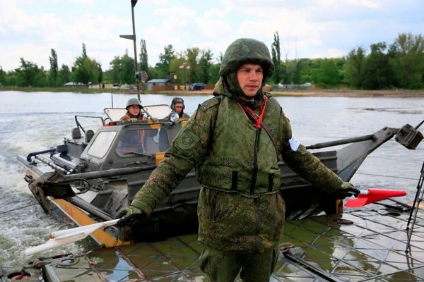Военные оборудуют в Ростовской области новую переправу взамен вышедшей из строя Военные оборудуют в Ростовской области новую переправу взамен вышедшей из строя