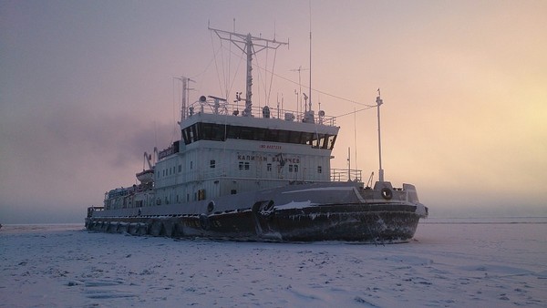 В Якутии готовятся высвобождать суда из льда с помощью ледокола В Якутии готовятся высвобождать суда из льда с помощью ледокола
