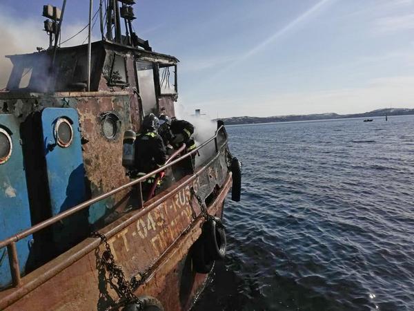 Пожар на старом буксире в Мурманской области тушили пять часов Пожар на старом буксире в Мурманской области тушили пять часов