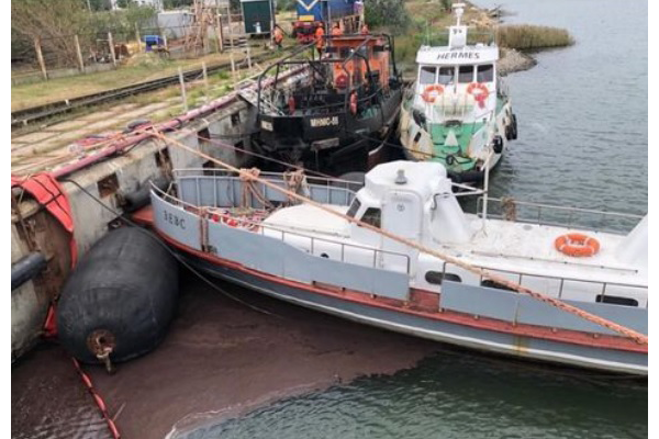 В порту Темрюк разлив нефтепродуктов с коммерческого судна В порту Темрюк разлив нефтепродуктов с коммерческого судна