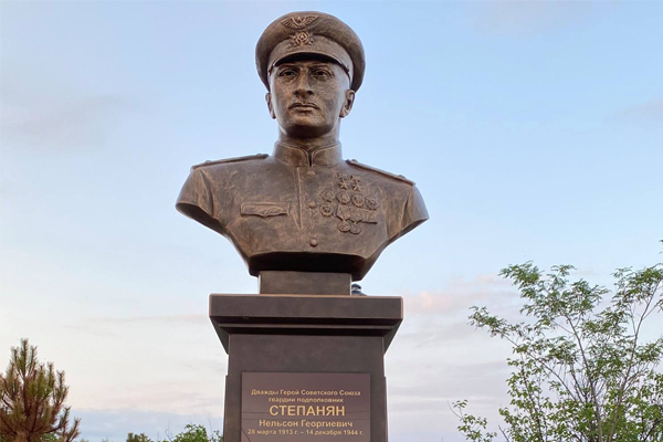 В Севастополе открыли памятник лётчику ВМФ Нельсону Степаняну В Севастополе открыли памятник лётчику ВМФ Нельсону Степаняну