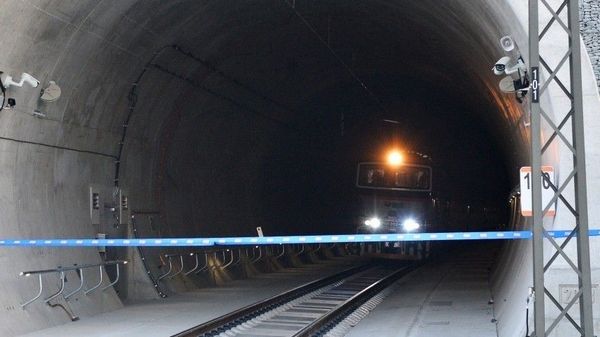 Путин запустил железнодорожное движение по второму Байкальскому тоннелю Путин запустил железнодорожное движение по второму Байкальскому тоннелю